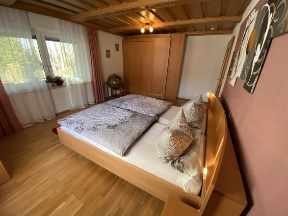 Schlafzimmer mit Doppelbett