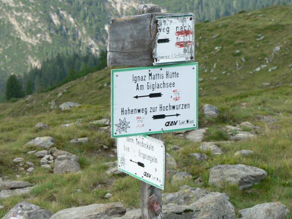 Unterhalb des Hochfelds hat man die Möglichkeit, zur Ursprungalm oder zur Oberen Neudeckalm abzusteigen und den Weg in der Bergflanke fortzusetzen.