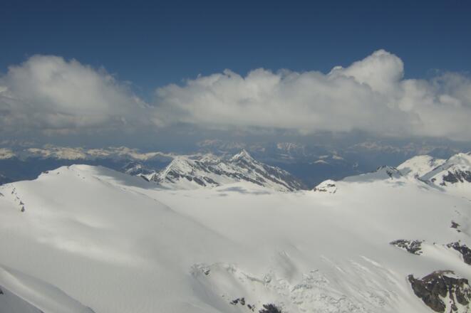 Wir machen uns zum Abstieg fertig und genießen dabei die Aussicht...
