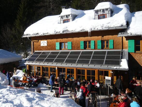 Schwarzenberghütte im Winter.