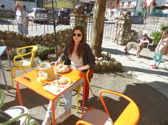 Sonniges und g`sundes Frühstück in der Tauglerei.