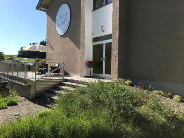 Haupteingang im Juni 2020