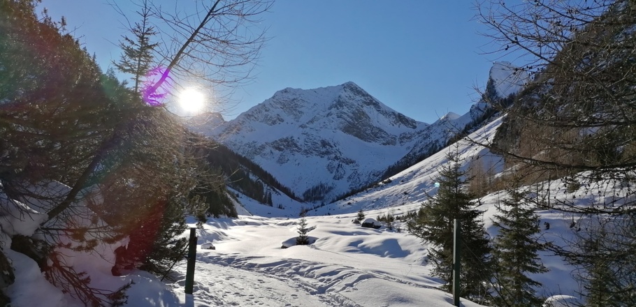 Bis sich das Tal öffnet, hinten mittig der Grieskopf, rechts die Kaiserstein Spitze