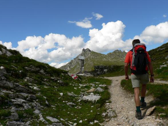Am Znachsattel nehmen wir den Weg 702 hinunter zur Giglachseehütte und weiter zur Ignaz-Mattis-Hütte