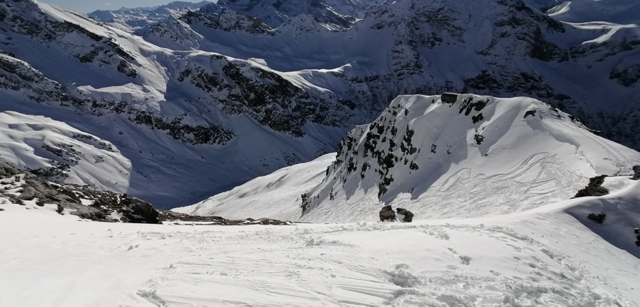 Abfahrtsrinne, oberhalb das Skidepot