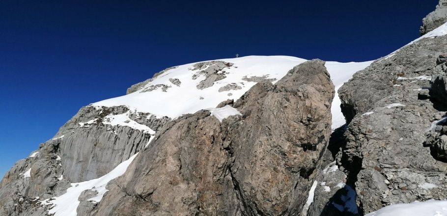 Gipfel im Blick, rechts oberhalb der Felsen geht es zum Gipfelhang