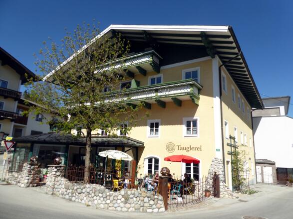 Die Tauglerei im Ortszentrum direkt neben der Bushaltestelle hilft die Wartezeiten verkürzen.
