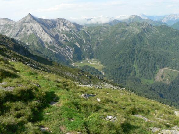 Der Blick hinunter zur Ursprungalm, der Ausgangspunkt der Wanderung am ersten Tag, dahinter der Blick hinauf zum Brotrinnl, links thront die Steirische Kalkspitze über dem Almkessel (in Folge Akarscharte und Lungauer Kalkspitze)