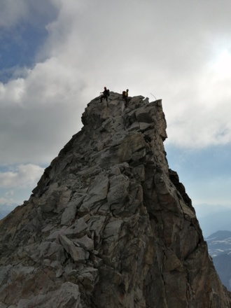 Am Turm des Felsgrates, dieser ist gut mit Bohrhaken gesichert...