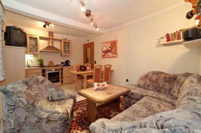 Wohnküche mit Esstisch und Couch