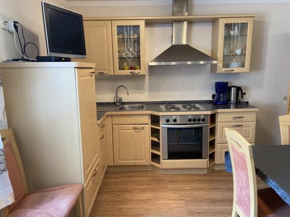 Küchenblock mit Herd und Kühlschrank