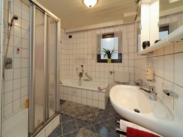 Badezimmer mit Badewanne, Dusche und Wc