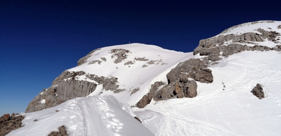 Skidepot, hinten der Gipfel, rechts die Aufstiegsspur erkennbar