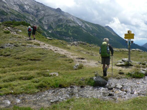 Am Oberhüttensattel, am Südende des Sees gelegen, zweigt der Weg Nr. 702 hinauf zur Akarscharte