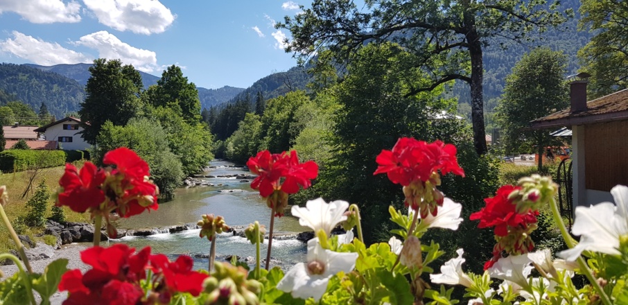 Riedlerbrücke in Kreuth mit Blick zu den Blaubergen