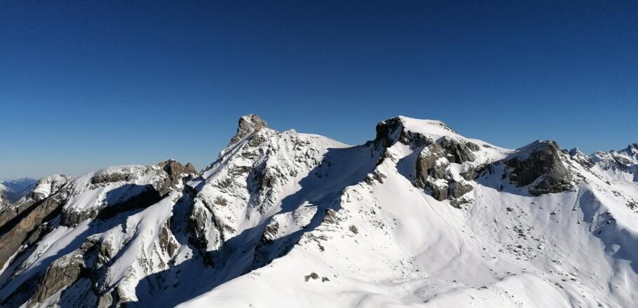 Hinten links die markante Holzgauer Wetterspitze, vorne mittig die Feuerspitze