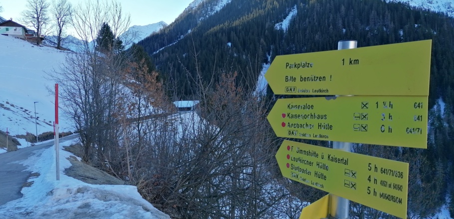 Dem Wegweiser in Richtung "Kaiseralpe" folgen