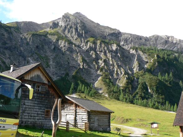 Mit dem Bus der Planai-Hochwurzen-Bahnen hinauf zur Ursprungalm