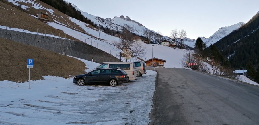 Parkplatz Gasthaus "Vallugablick"; Hinten links bereits die zwei Gipfel der Aples-Pleisspitzen sichtbar