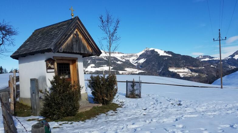 Die Schörghofkapelle mit der 11. Kreuzwegstation im Winter .....