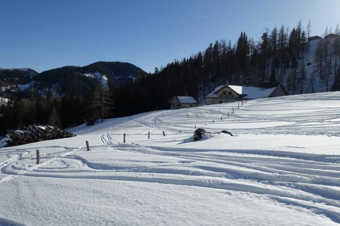 Schaidlalm, recht oberhalb die Bachlalm