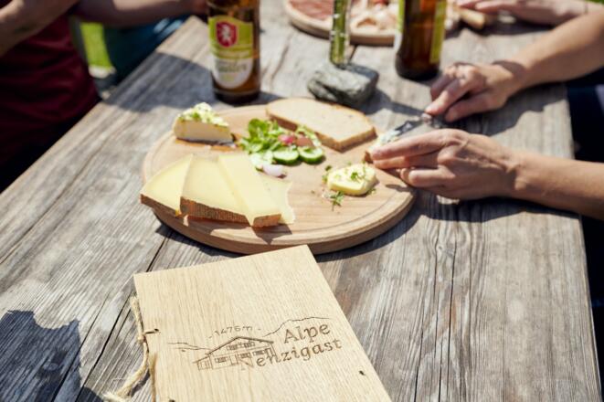 Älpler_Käse_auf_der_Alpe_Nenzigast_im_Klostertal_(