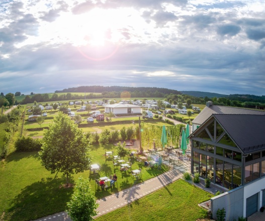 Außenansicht Campingplatz und Inselcafe