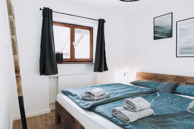 Kleines Schlafzimmer mit Doppelbett