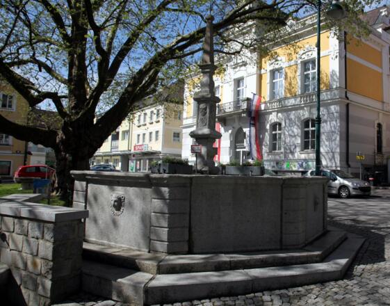 Der Karbrunnen am Marktplatz Mauthausen