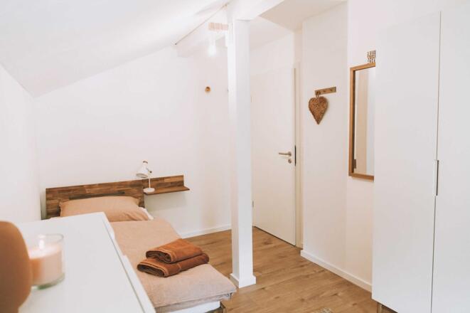 Zweites Schlafzimmer mit zwei Einzelbetten - andere Blickrichtung