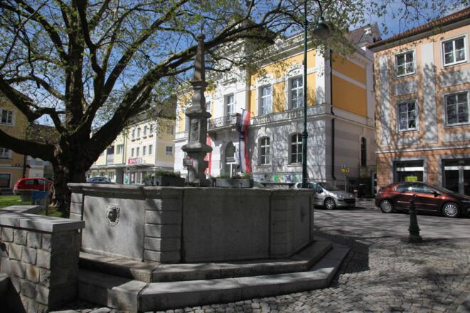 Der Karbrunnen am Marktplatz Mauthausen