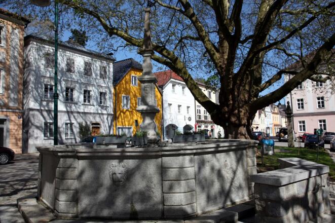 Der Karbrunnen am Marktplatz Mauthausen