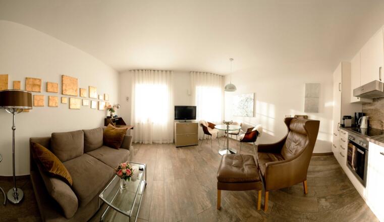 Wohnzimmer mit Seeblick