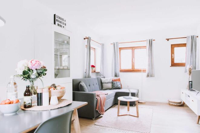 Wohnzimmer mit TV, Blu-Ray Player, Boombox, Digital-Radio, Spielen & Büchern