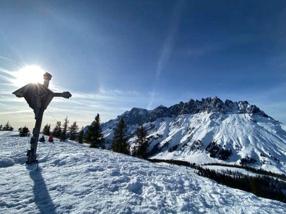 Auf dem Gipfel mit Blick auf die Mandlwand im Hochkönigmassiv