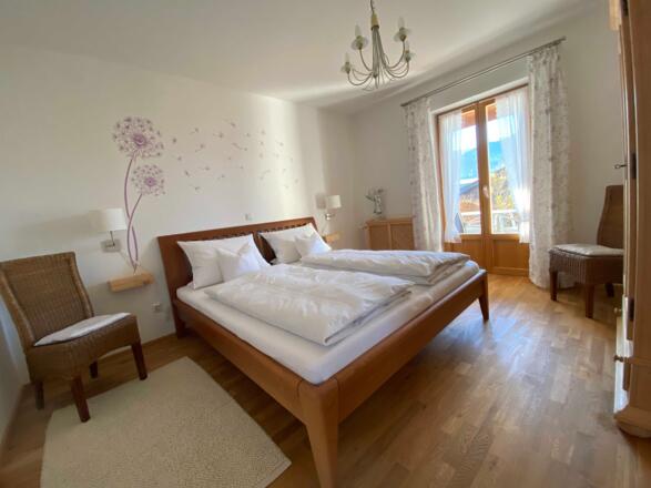 helles Schlafzimmer mit hochwertigem Doppelbett