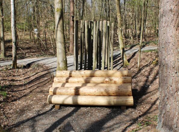 Die abwechslungsreichen Holzelemente am Naturlehrpfad Aschach