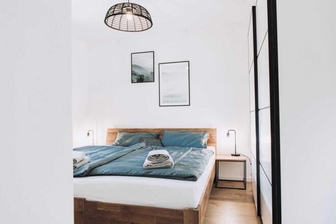 Kleines Schlafzimmer mit Doppelbett & Kleiderschrank