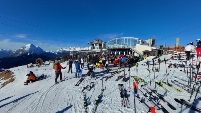 Die Rosshütte auf 1751 m ist erreicht. Hinten links die Hohe Munde.