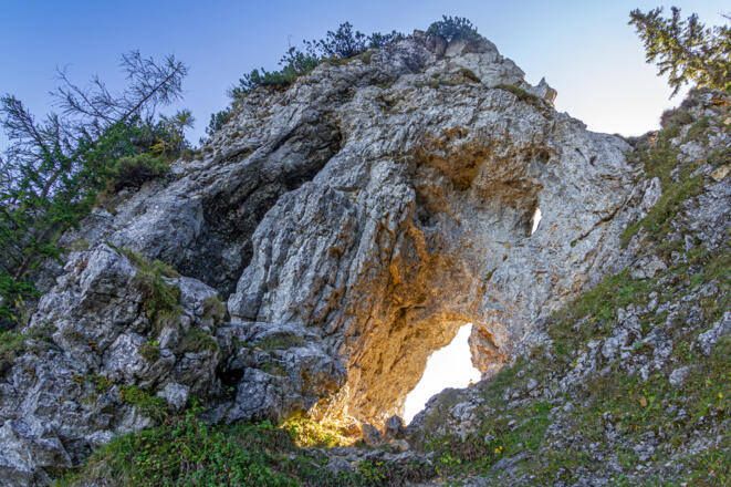 Warmes Sonnenlicht fällt durch das Törl (1457 m).