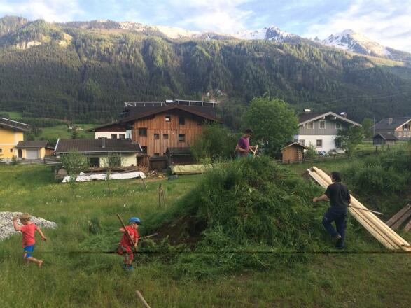Hinter dem Haus, Aussicht auf Hohe Tauern