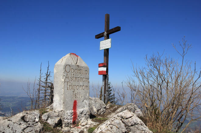 Hochsalm (1405 m), altes Gipfelkreuz (bis 2023) und Vermessungsstein aus dem Jahr 1811.