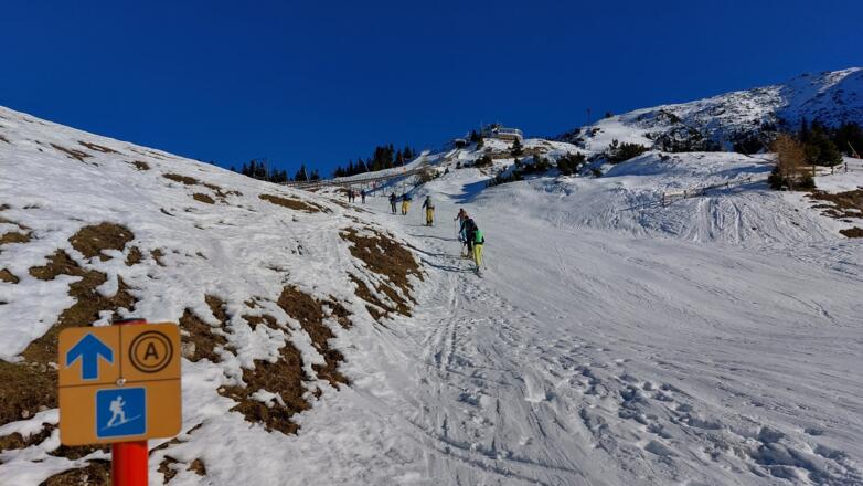 Am Pistenrand und hintereinander gehen - die wichtigsten der 10 Pistenregeln.