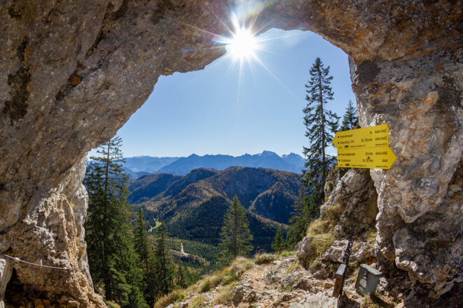 Blick durchs Törl auf das Tote Gebirge.