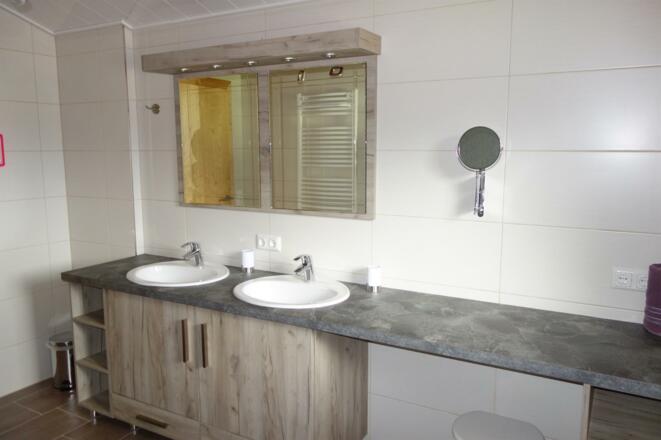 Ferienwohnung 2, Badezimmer mit Doppelwaschbecken