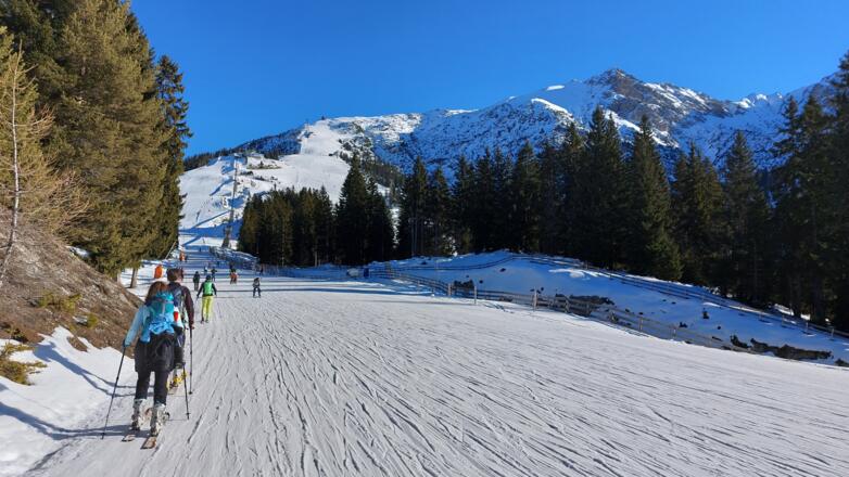 Entlang der Familienabfahrt unterwegs, die Rosshütte wird sichtbar. Oben das Seefelder Joch, rechts die Seefelder Spitze.