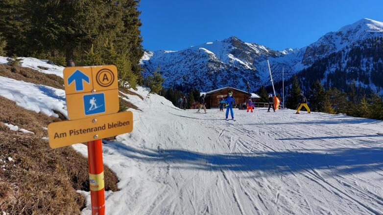 Kurz vor der Hochegg Alm mündet der Aufstieg in die Familienabfahrt - ganz links bleiben und hintereinander gehen!