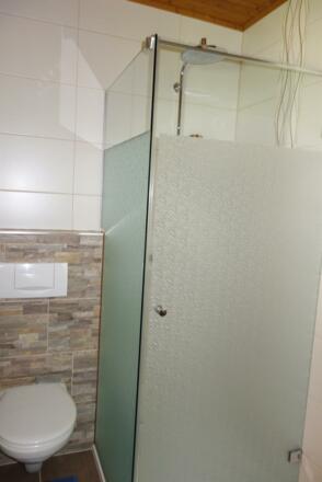 Ferienwohnung 2, Bad mit Dusche und WC