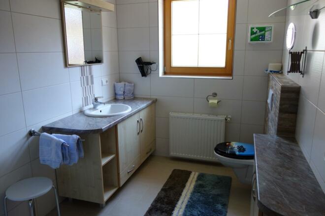 Ferienwohnung 1, Badezimmer mit Dusche und WC