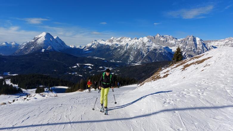 Mit der Höhe wächst das Panorama. Links die Hohe Munde, im Schatten das Gaistal, rechts das Wettersteingebirge.